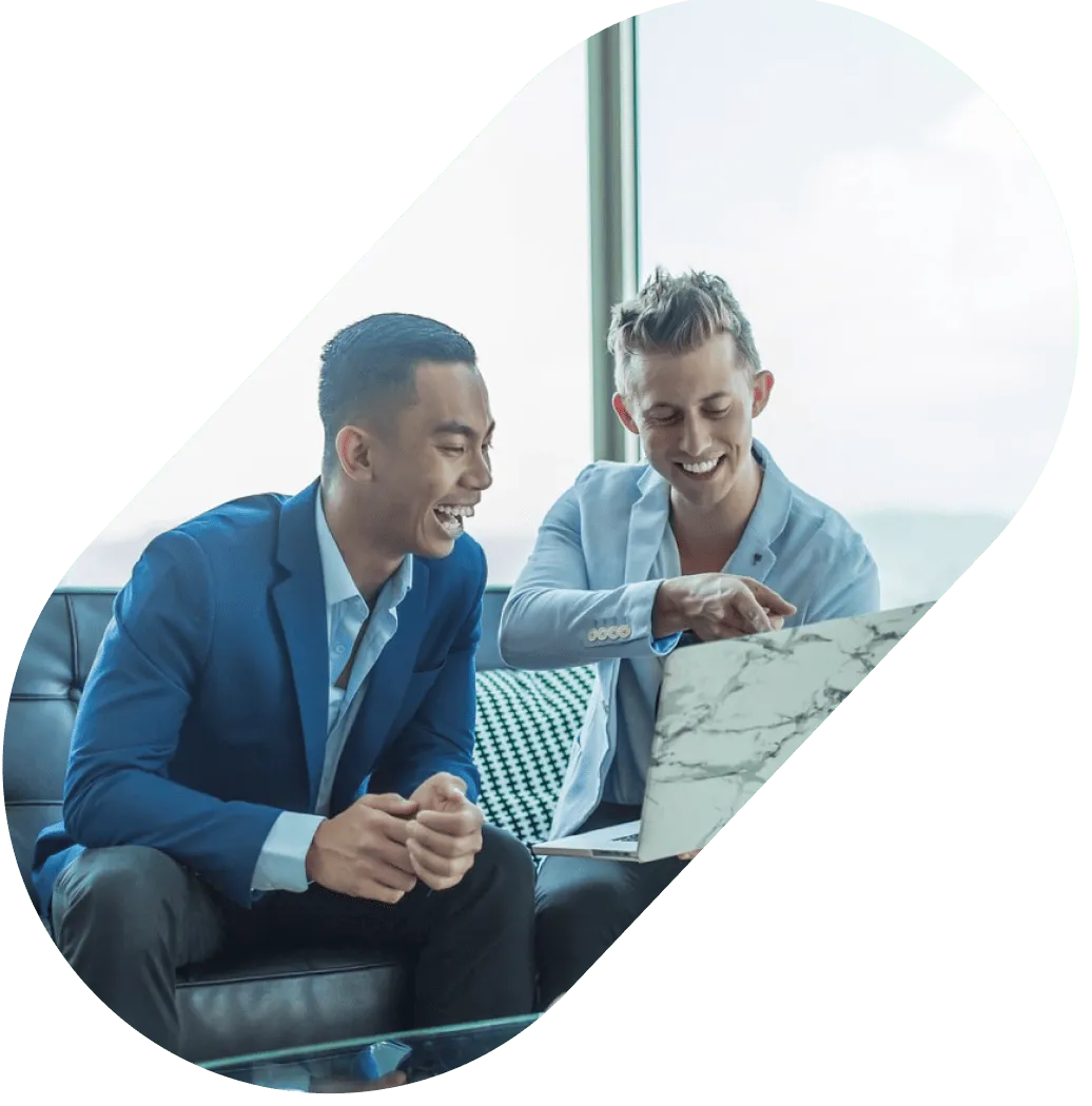 Deux recruteurs en échange avec un employeur